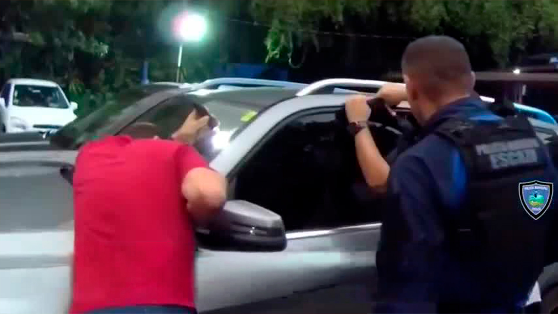 Bebé queda atrapada dentro de vehículo | VIDEO