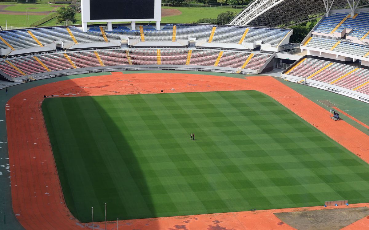 Estado de la gramilla del Estadio Nacional obliga cambio de sede