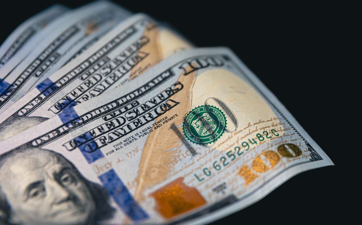 La diferencia entre ambos precios se conoce como spread.