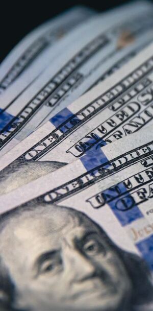 La diferencia entre ambos precios se conoce como spread.