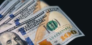 La diferencia entre ambos precios se conoce como spread.
