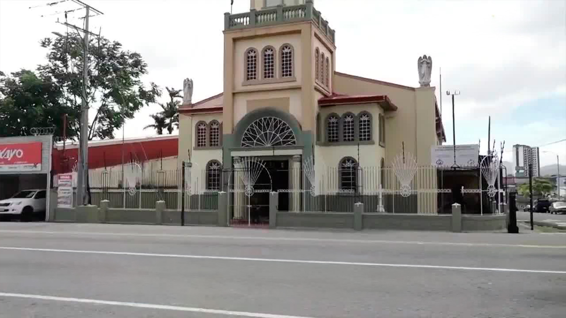 Roban estación del Viacrucis en Capilla de San Sebastián