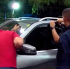 Bebé queda atrapada dentro de vehículo | VIDEO