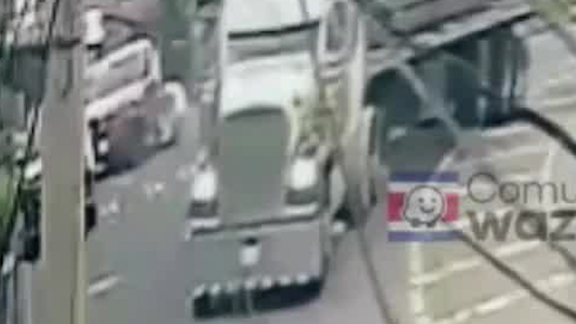 Carga de tráiler cae sobre vehículo | VIDEO