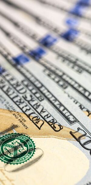 La diferencia entre ambos precios se conoce como spread.