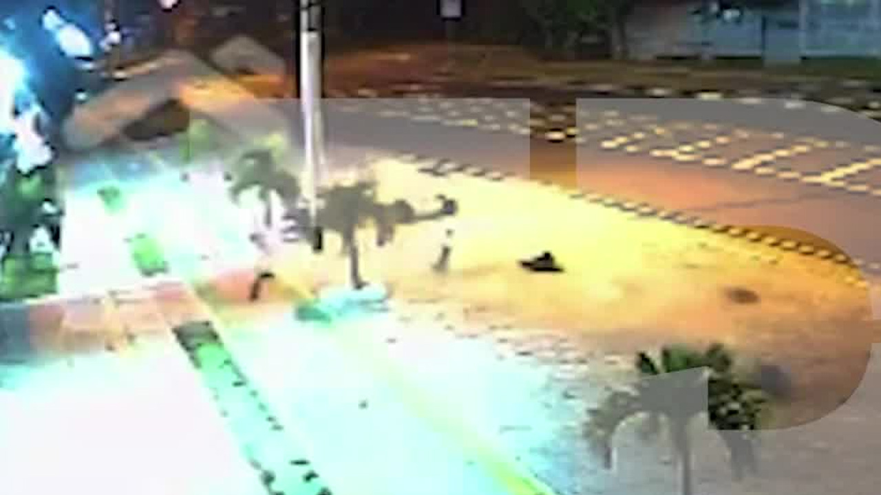Motociclista muere tras impactar contra poste | VIDEO
