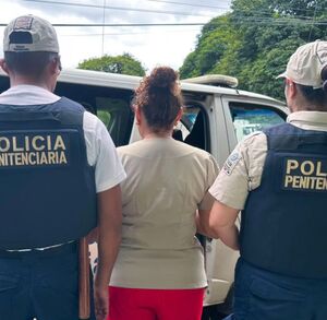 Sospechosa detenida en CAI Carlos Luis Fallas, en Pococí. (Policía Penitenciaria)