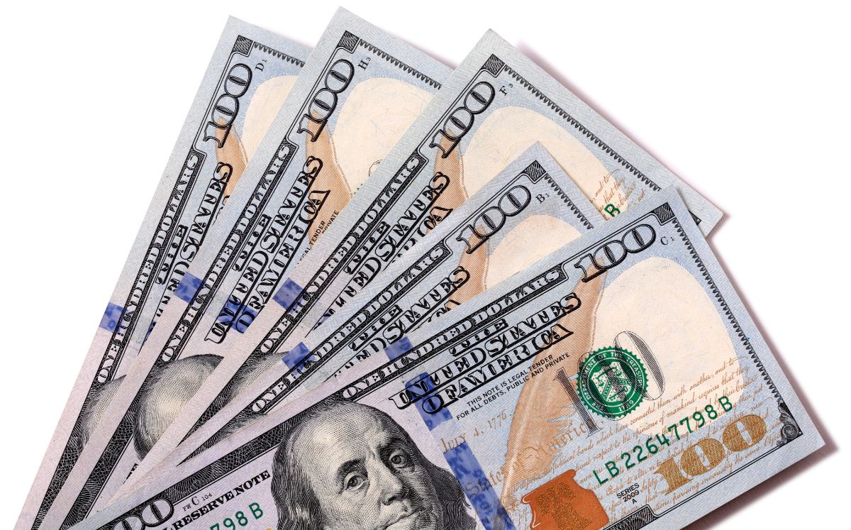 La diferencia entre ambos precios se conoce como spread.