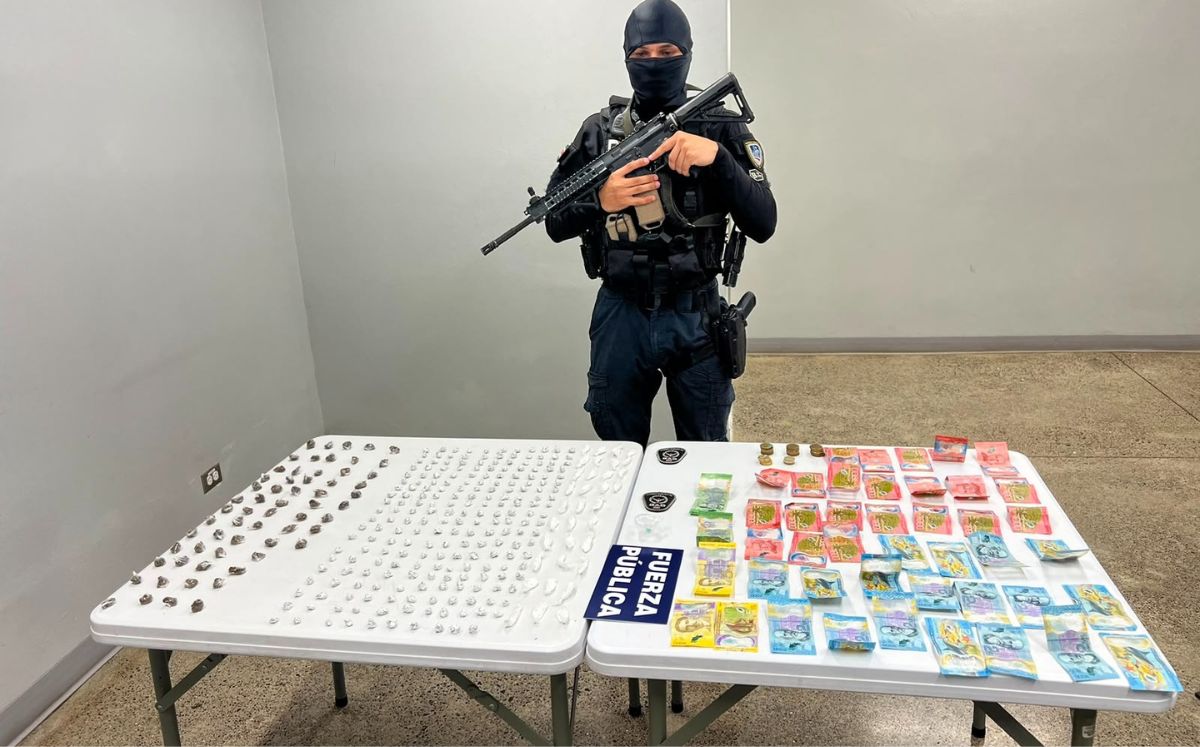 Decomisan fusil AR-15, más de mil dosis de droga y ₡951 mil