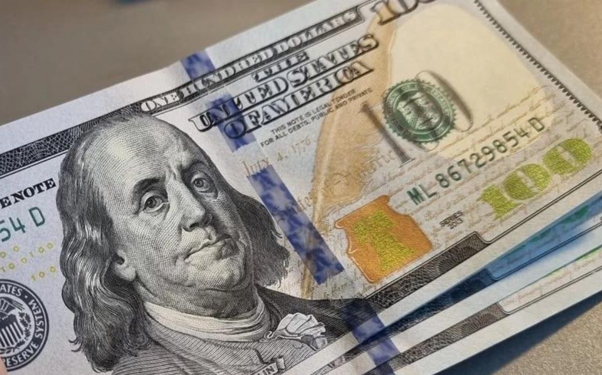 La diferencia entre ambos precios se conoce como spread.