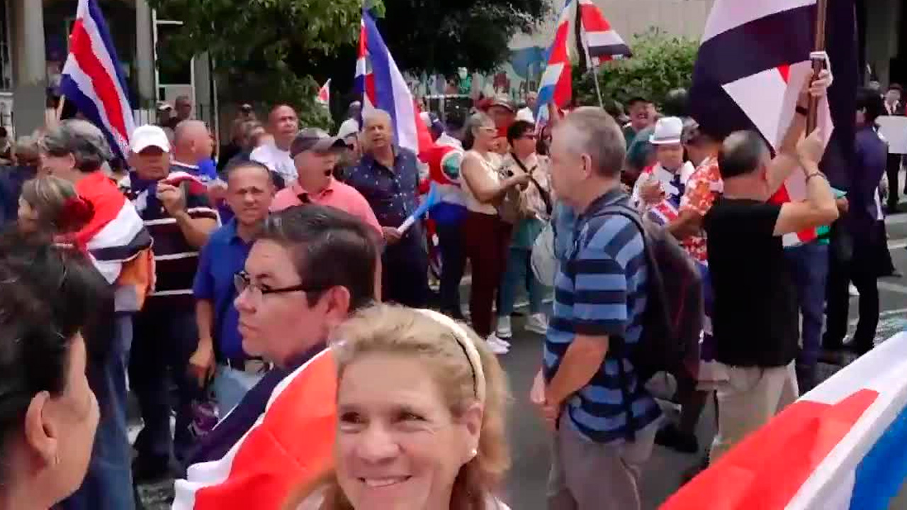 Miles protestan frente a la Corte Suprema por fallo sobre magistrados
