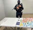 Decomisan fusil AR-15, más de mil dosis de droga y ₡951 mil