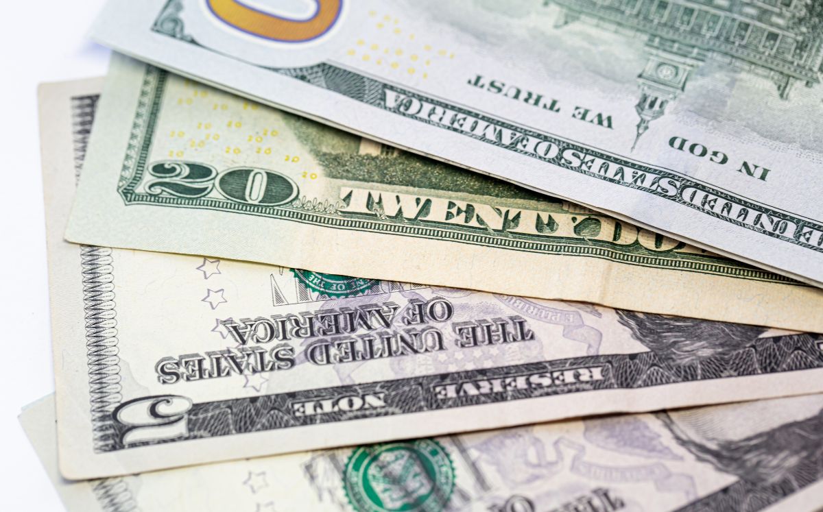 La diferencia entre ambos precios se conoce como spread.