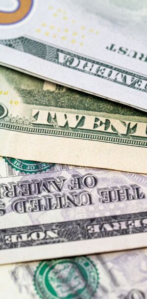 La diferencia entre ambos precios se conoce como spread.