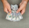 La diferencia entre ambos precios se conoce como spread.
