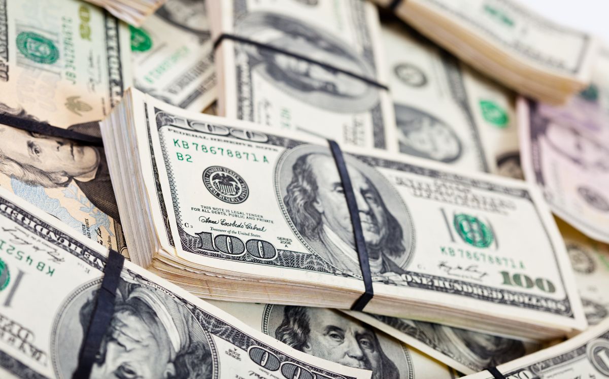 La diferencia entre ambos precios se conoce como spread.