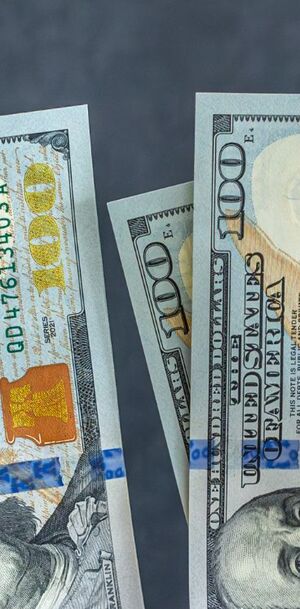 La diferencia entre ambos precios se conoce como spread.