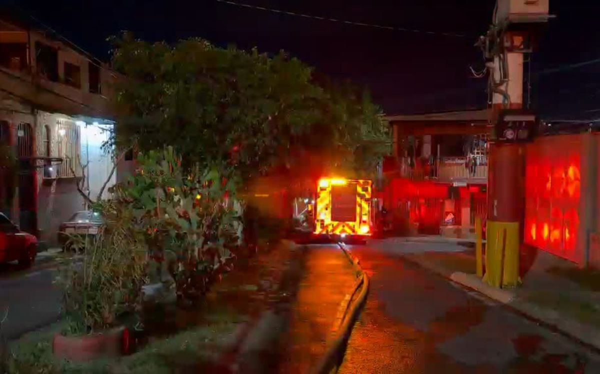 Las labores de búsqueda y recuperación las realizaron entre escombros. (Bomberos Costa Rica)