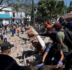 Sismo provocó el colapso de edificios. (Foto por JOAQUIN SARMIENTO / AFP)