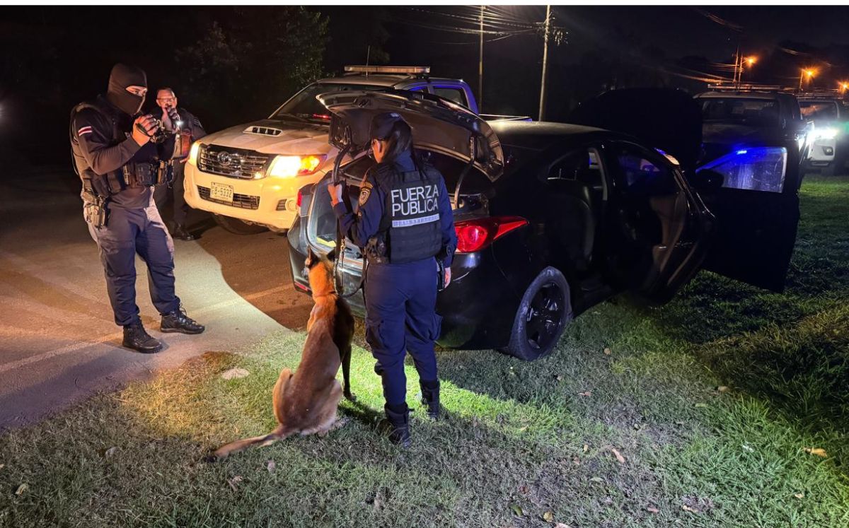 Hallan 115 kilos de cocaína en carro robado en Alajuela