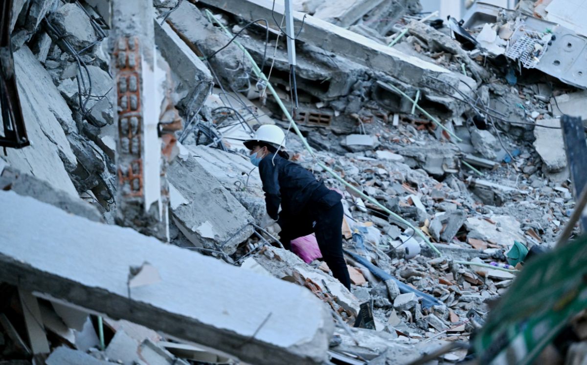 Socorristas y voluntarios buscan a sobrevivientes. (Foto por LUIS ACOSTA / AFP)