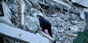 Socorristas y voluntarios buscan a sobrevivientes. (Foto por LUIS ACOSTA / AFP)