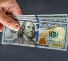 La diferencia entre ambos precios se conoce como spread.