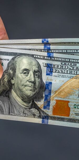 La diferencia entre ambos precios se conoce como spread.