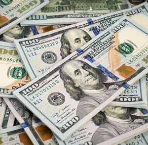 La diferencia entre ambos precios se conoce como spread.