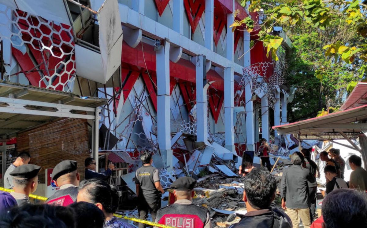 Terremoto de 7,7 sacude Indonesia y genera alerta por tsunami