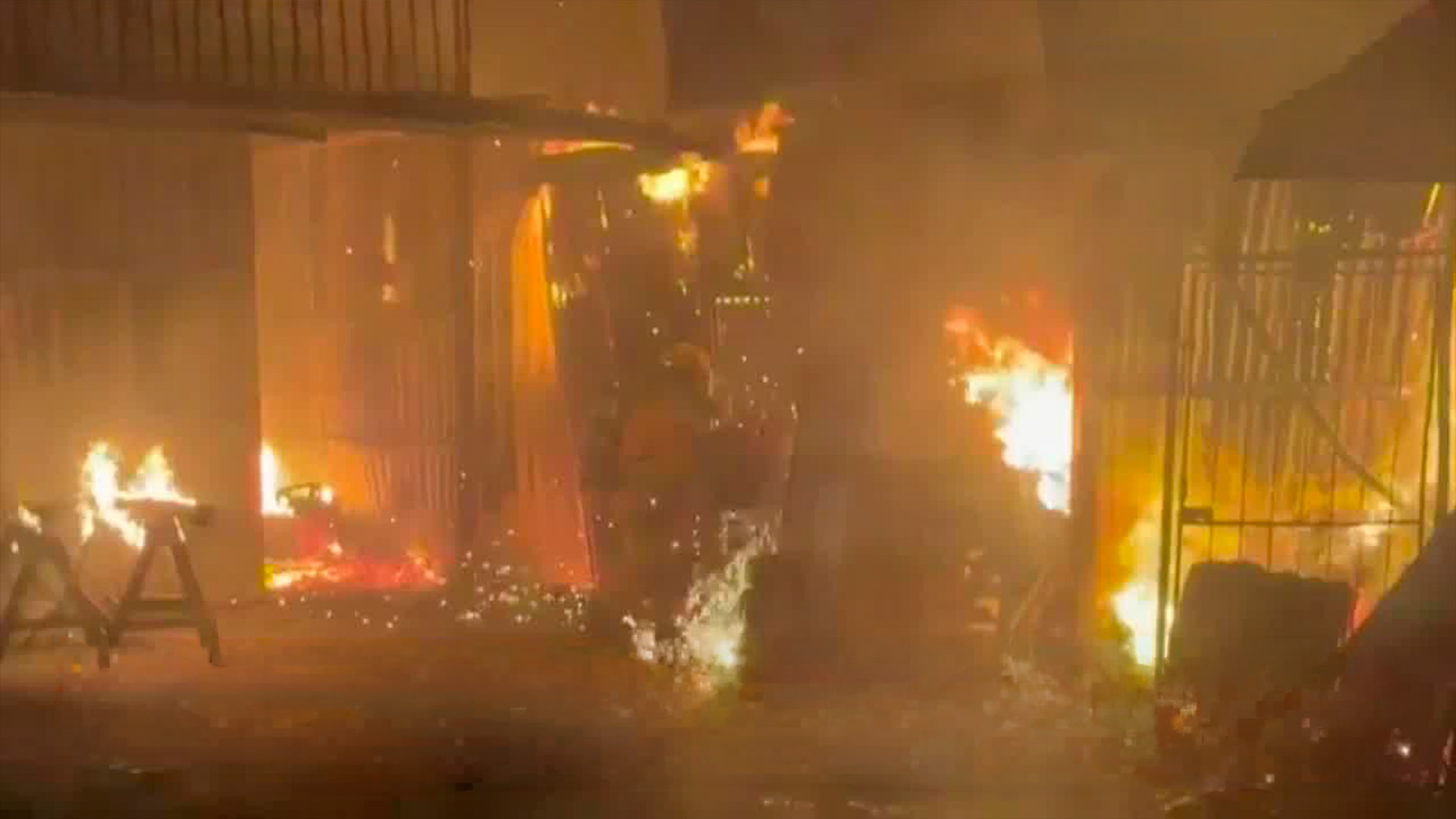 Voraz incendio destruye talleres y casas Alajuela