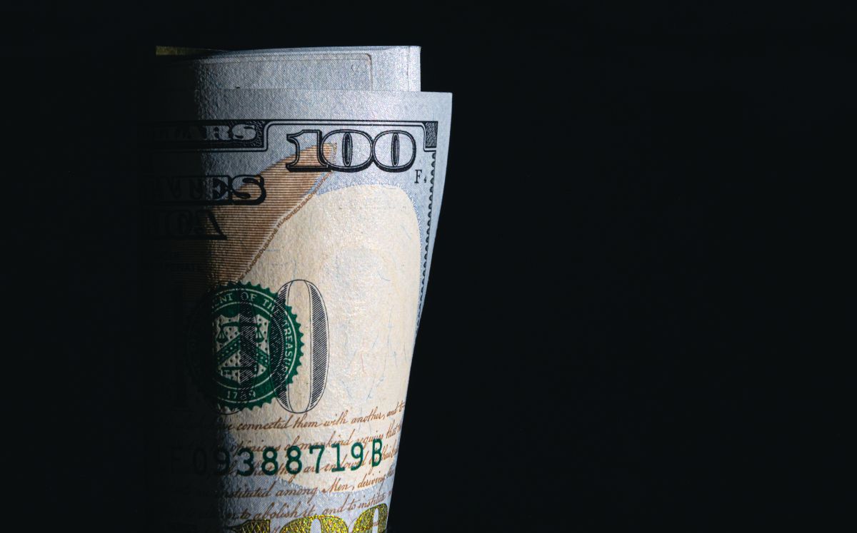 La diferencia entre ambos precios se conoce como spread.