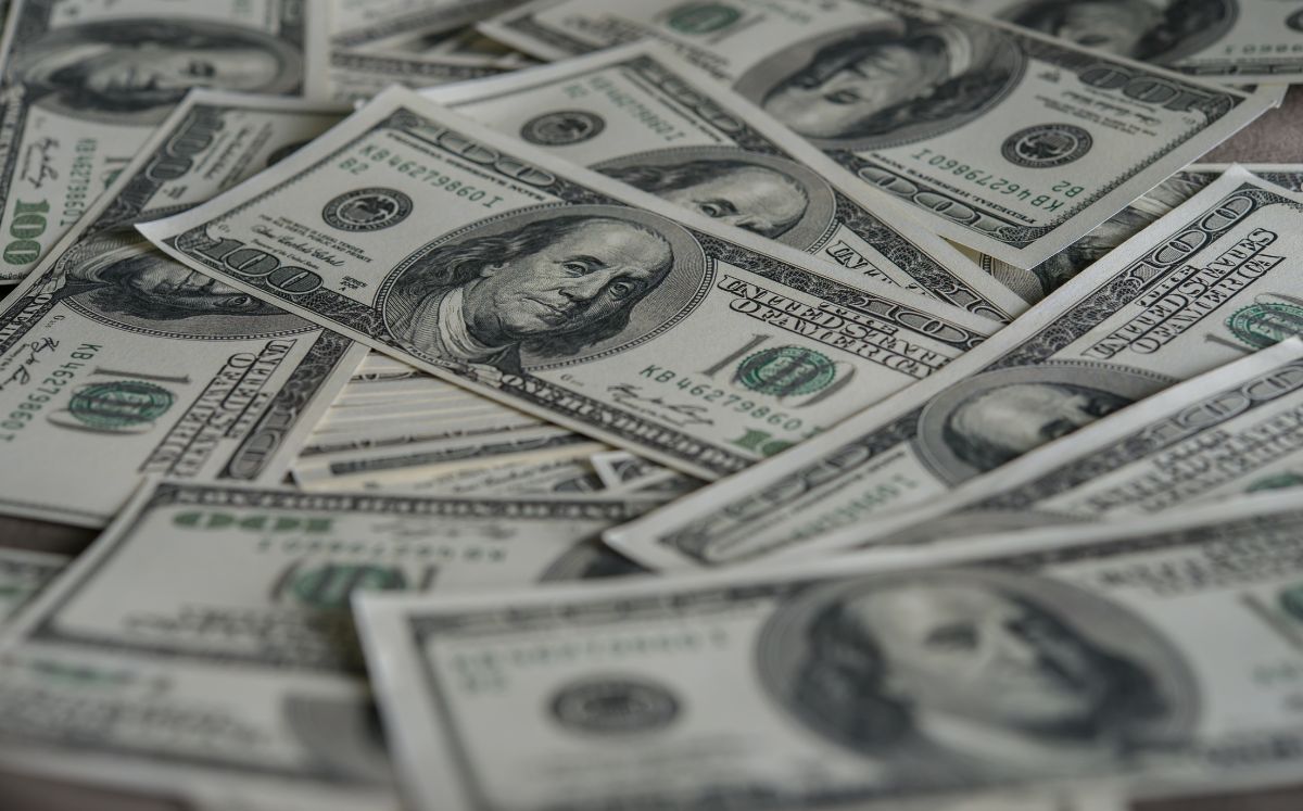 La diferencia entre ambos precios se conoce como spread.