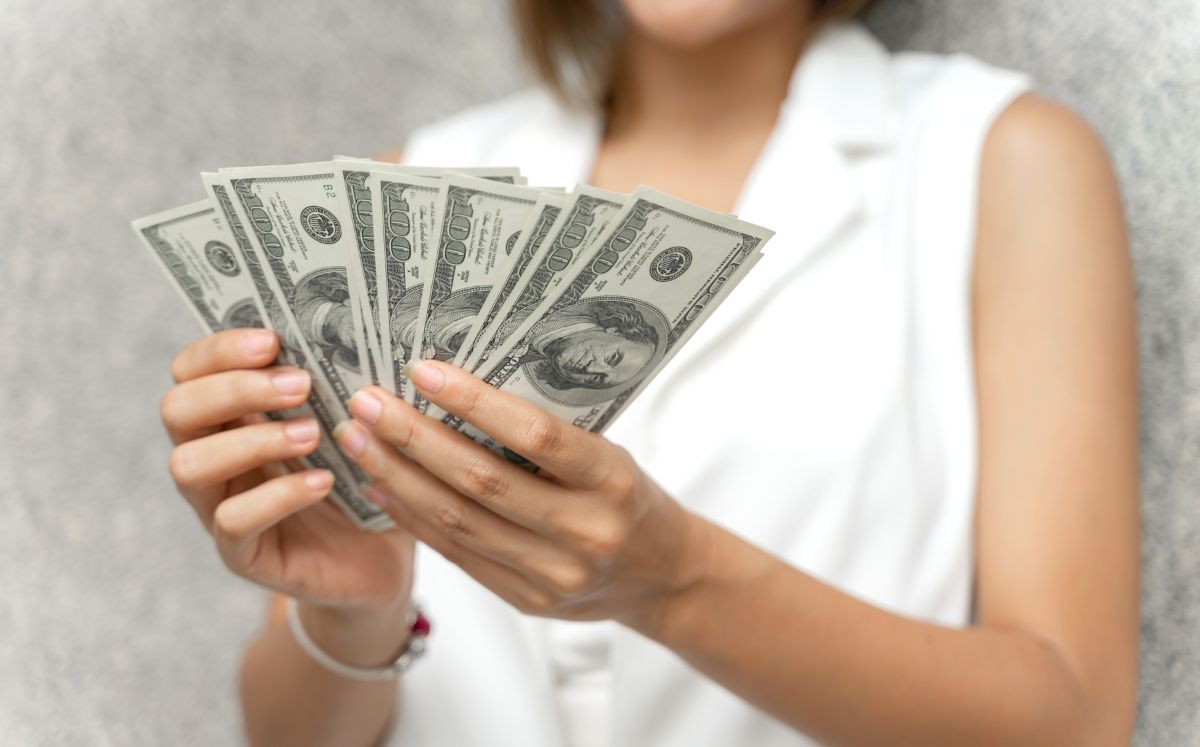 La diferencia entre ambos precios se conoce como spread.