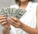 La diferencia entre ambos precios se conoce como spread.