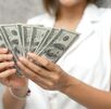 La diferencia entre ambos precios se conoce como spread.