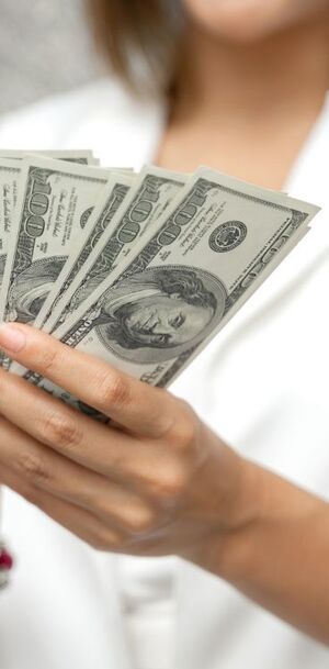 La diferencia entre ambos precios se conoce como spread.