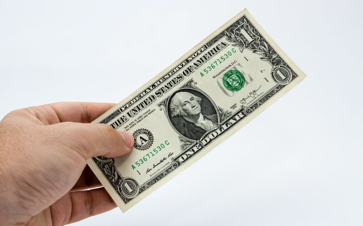 La diferencia entre ambos precios se conoce como spread.