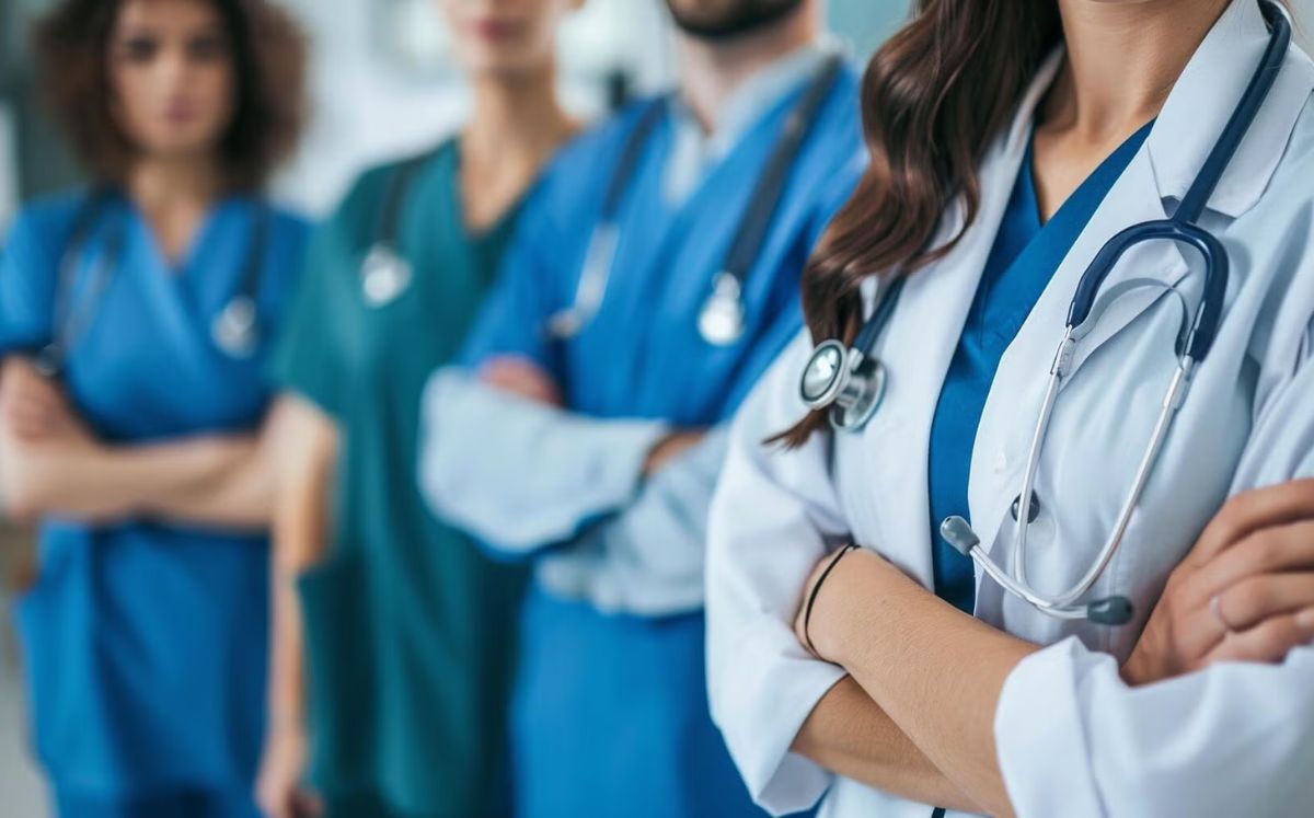 CCSS aprueba aumentos salariales para médicos especialistas