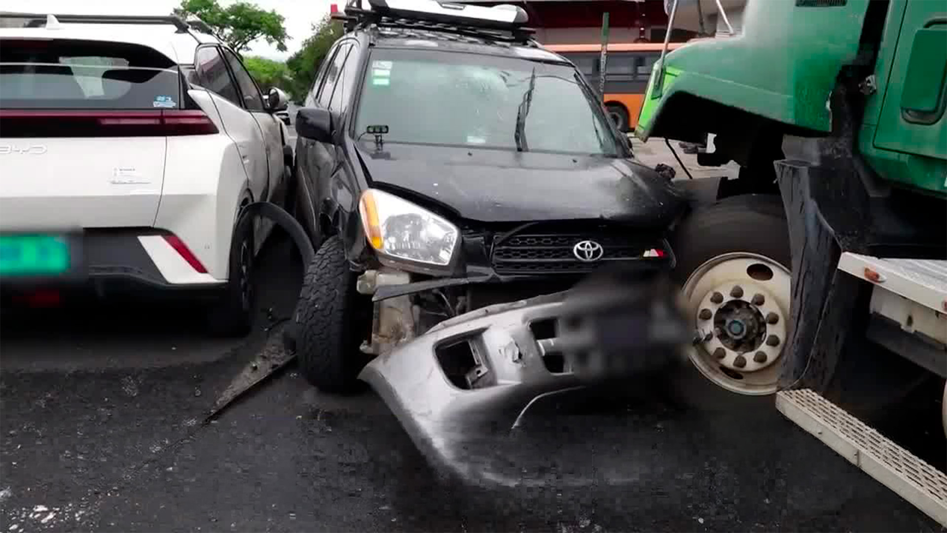 Conductor ebrio maneja contravía y causa choque múltiple en San José