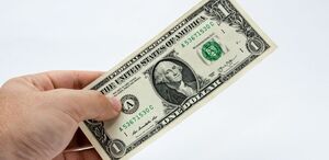 La diferencia entre ambos precios se conoce como spread.