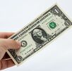 La diferencia entre ambos precios se conoce como spread.