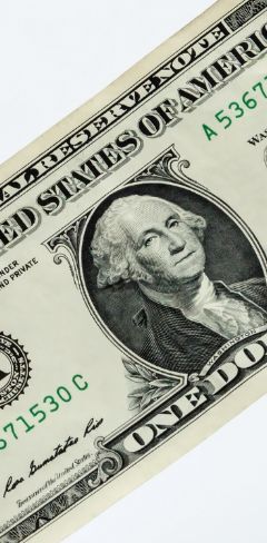 La diferencia entre ambos precios se conoce como spread.