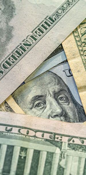 La diferencia entre ambos precios se conoce como spread.
