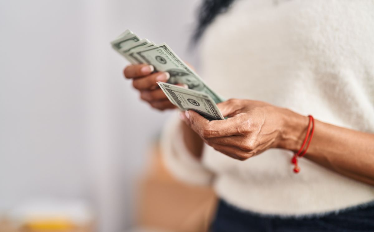 La diferencia entre ambos precios se conoce como spread.