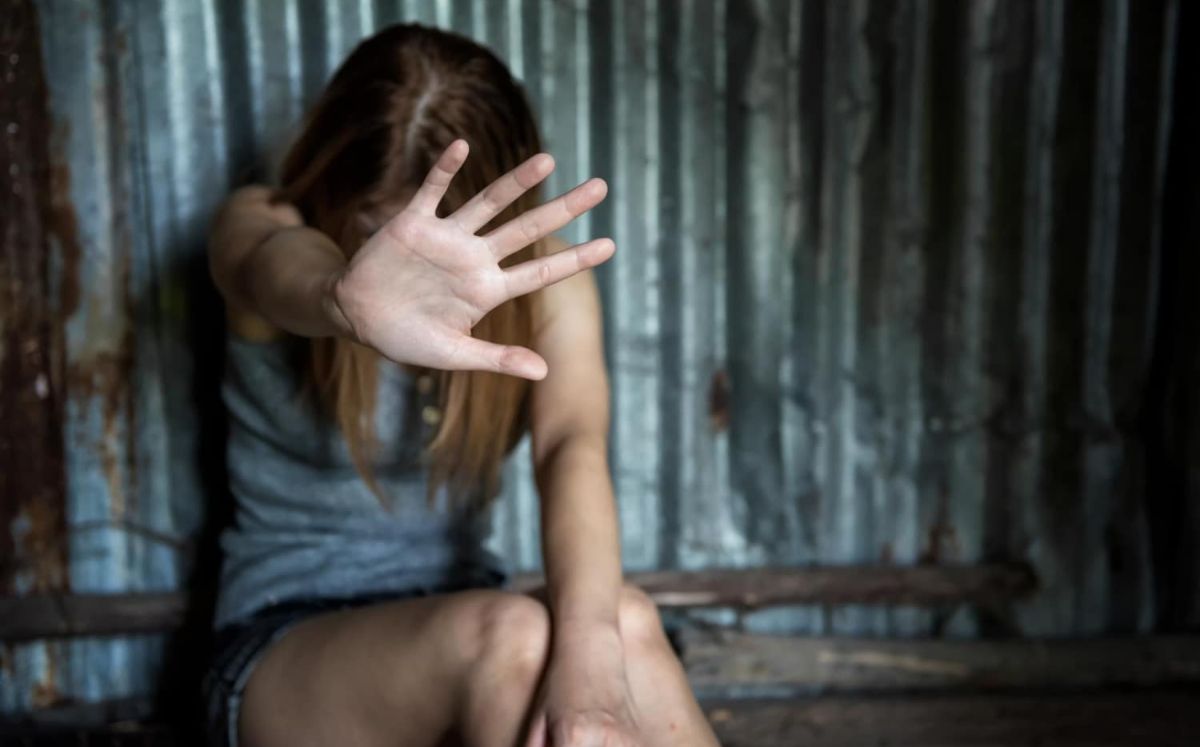 Detienen a mujer y dos hombres por explotar sexualmente a adolescente
