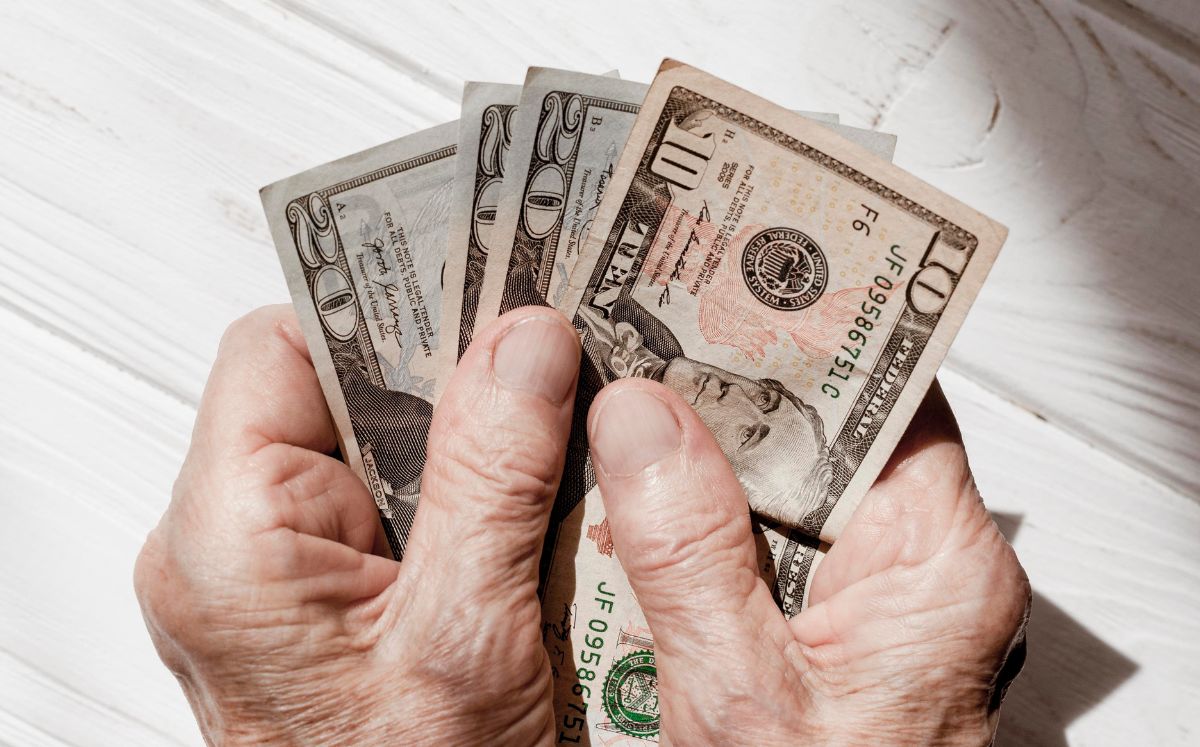 La diferencia entre ambos precios se conoce como spread.