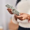 La diferencia entre ambos precios se conoce como spread.