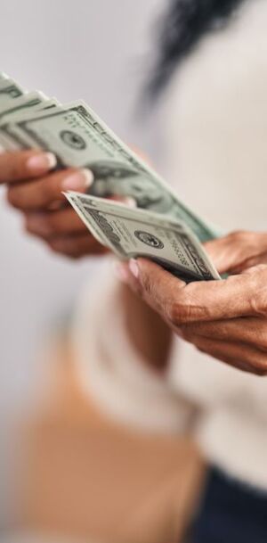 La diferencia entre ambos precios se conoce como spread.