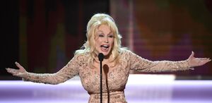 Muere a los 80 años Dolly Parton, leyenda de la música country. (Foto por ROBYN BECK / AFP)